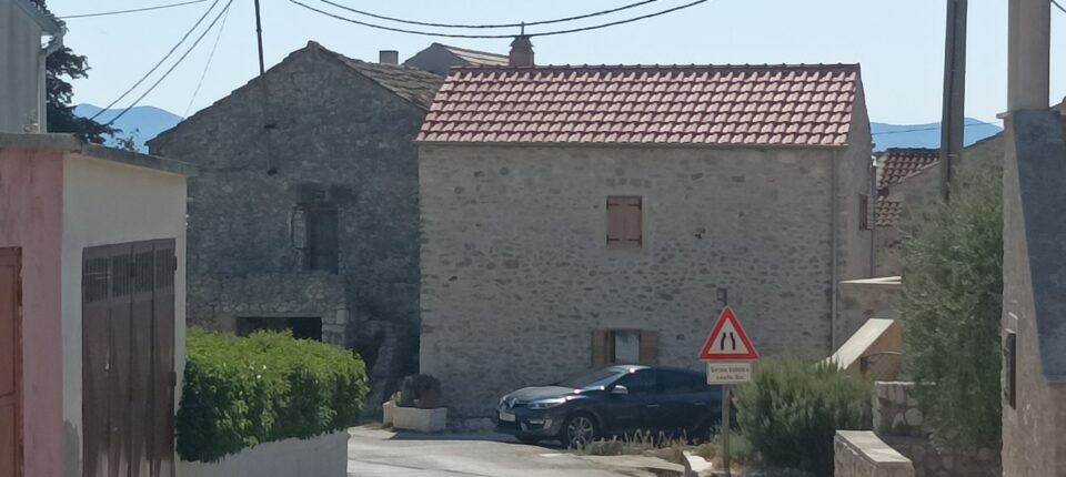 Wyjątkowe kamienne, stare zabudowania w Diklo - Zadar