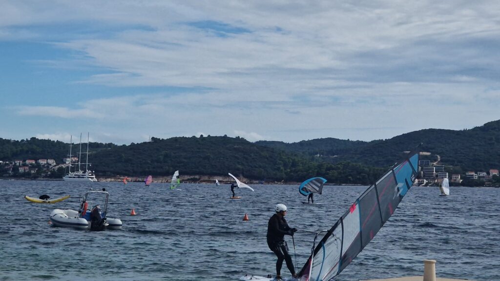 Viganj, mała miejscowość położona na półwyspie Pelješac w Chorwacji, znana jest przede wszystkim z doskonałych warunków do uprawiania sportów wodnych.