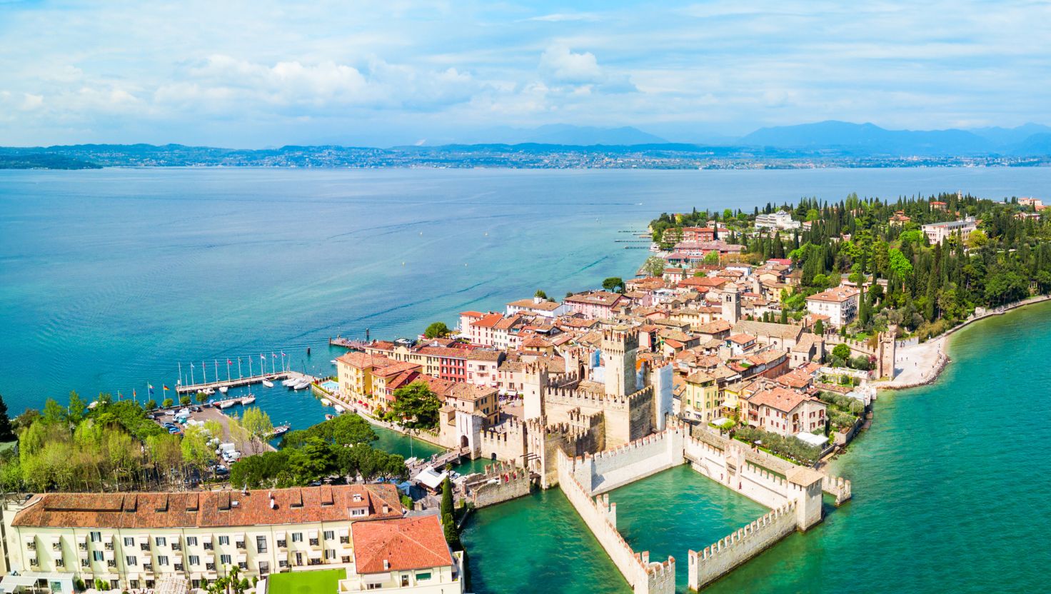 Sirmione – perła jeziora Garda. Historia, atrakcje i przewodnik dla podróżnych