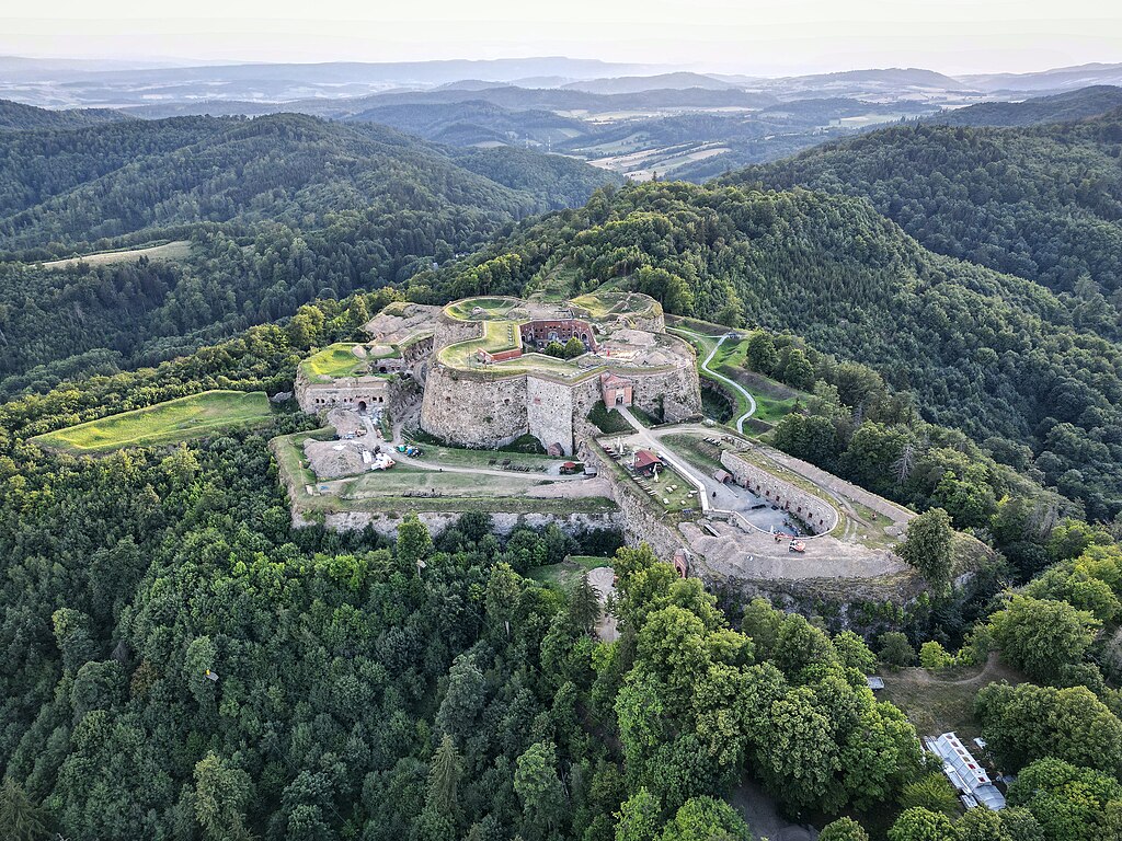Twierdza Srebrna Góra i inne atrakcje – przewodnik po historii, zwiedzaniu i tajemnicach Dolnego Śląska